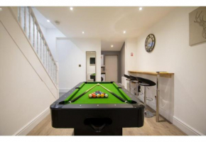 Stunning Bolton abode – Pool table – Parking